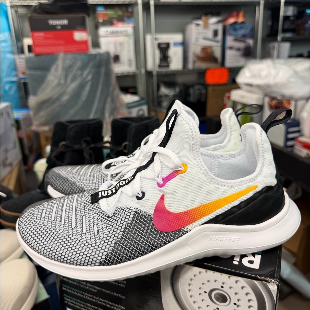 Nike Women's Free TR 8 - Size All- White/Black - Laser Fuchsia READ DESCRIPTION!